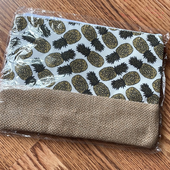 ❤️5/$13 Pineapple cosmetic bag - Picture 4 of 6